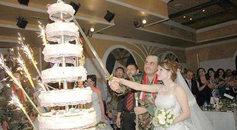 عروسان خلال حفل زفاف جنود النظام الأسدي في أحد فنادق حمص